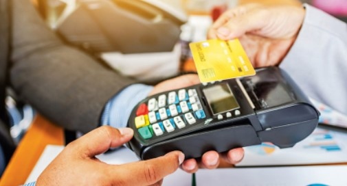 Все повече българи плащат с кредитни карти хранителни стоки почивки